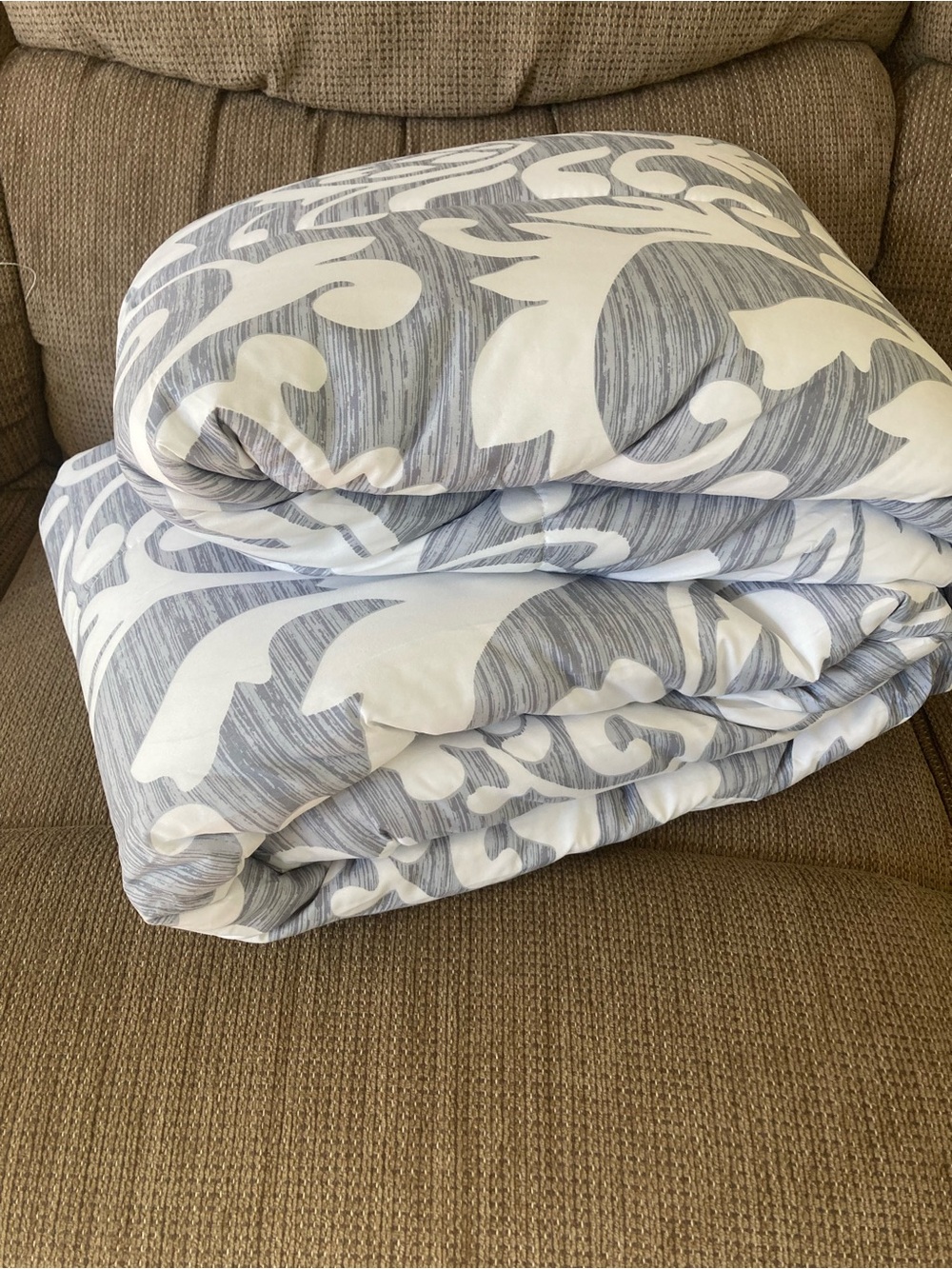 Amazon Basics Gray and White Damask Comforter and Sham Twin Bedding Set